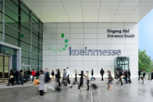 Besucher*innen am Südeingang der koelnmesse in Köln.