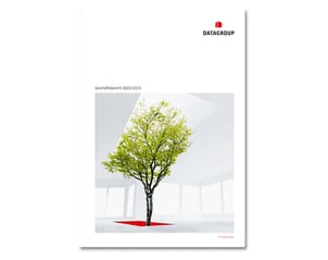 Titelseite des Geschäftsberichts 2022/2023 von DATAGROUP mit einem grünen Baum, der durch eine rote Öffnung in einem hellen, modernen Raum wächst.