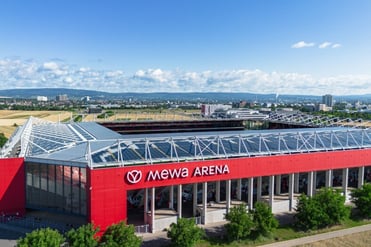 Die MEWA Arena von außen, in ihrer gesamten Größe.