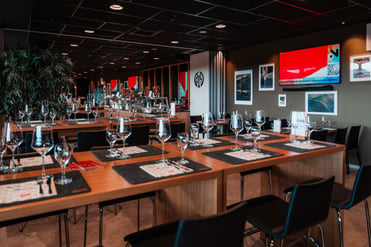 Die Weinbar der MEWA Arena, eingedeckte Tische im modernen Ambiente
