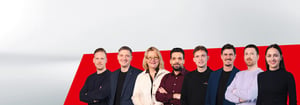 DATAGROUP Mitarbeitende stehen nebeneinander.
