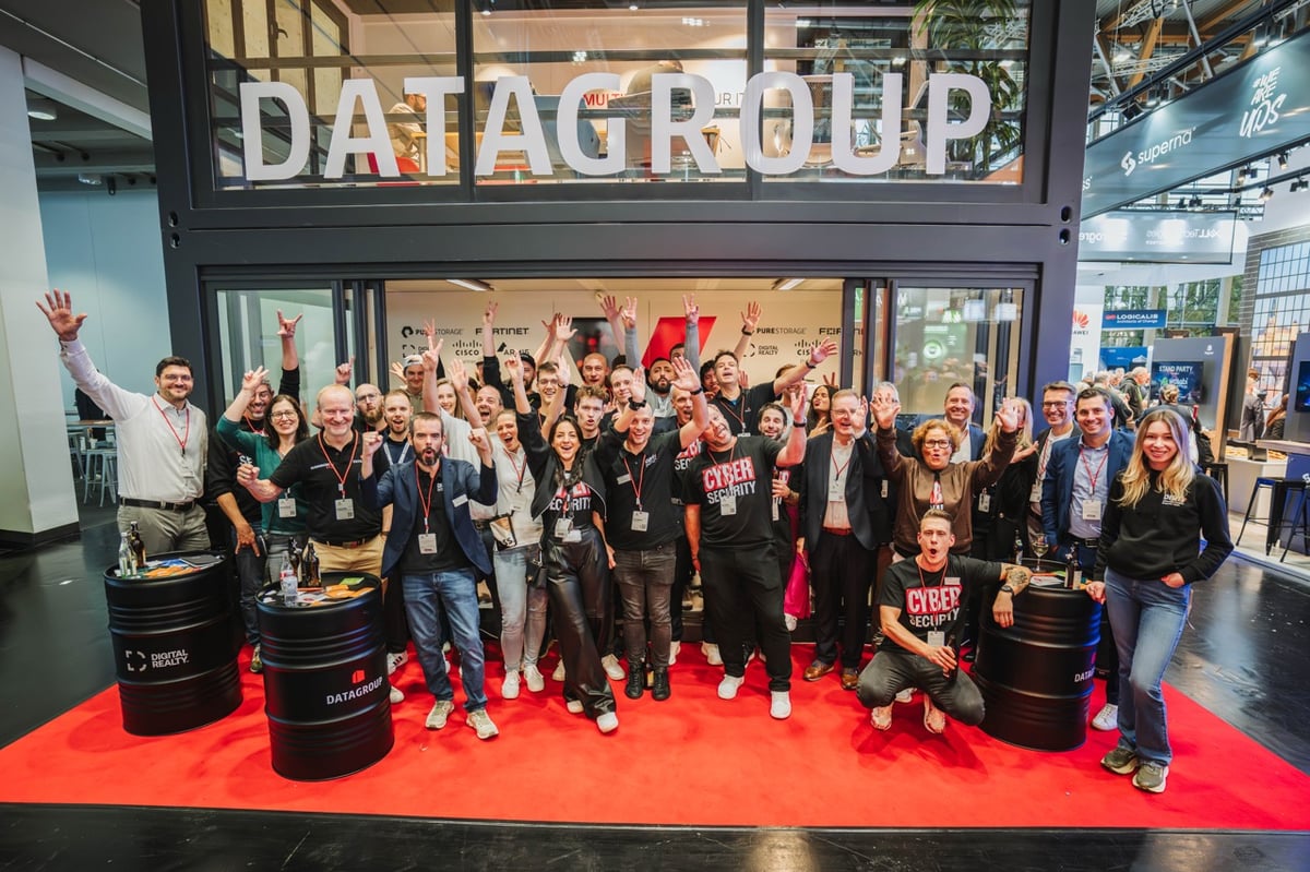 DATAGROUP Team auf dem Messestand der it-sa Messe in Nürnberg.