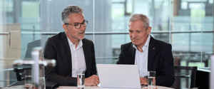 Beratungsgespräch mit Kunden am Tisch
