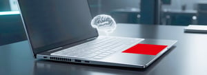 Künstliche Intelligenz und Datenanalyse auf einem Laptop