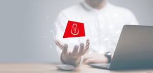 IT-Cybersecurity Mann hält Schloss in Hand Datenschutz Laptop