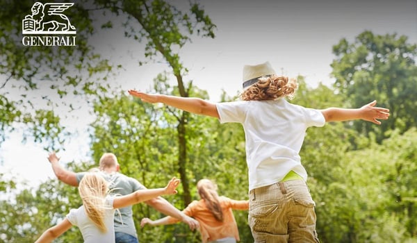 Mehrere Personen bewegen sich mit ausgestreckten Armen durch eine grüne Parklandschaft. Im Vordergrund steht eine Person mit Hut, im Hintergrund weitere Personen zwischen Bäumen. Oben links ist das Generali‑Logo mit geflügeltem Löwen zu sehen.