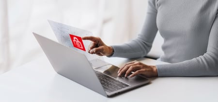 Cybersecurity-Laptop-Frau-FLAT-sRGB-e1759177612146