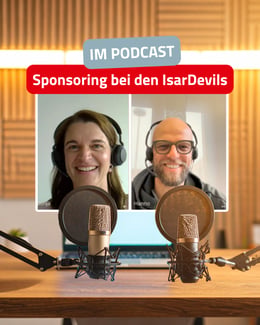 Eine Frau und ein Mann befinden sich in einem Tonstudio und nehmen gemeinsam einen Podcast auf. Vor ihnen befinden sich zwei professionelle Mikrofone.