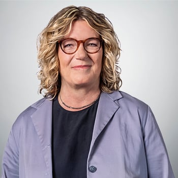 Professionelles Porträt von Alexandra Mülders, die lächelt. 