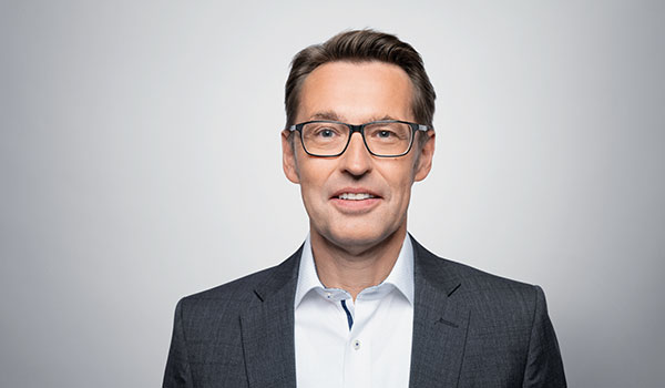 Portrait von Hartmut Graf, der freundlich in die Kamera lächelt.