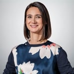 Portrait von Sarah Berger-Niemann, die freundlich in die Kamera blickt.