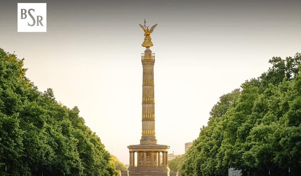 Siegessäule in einer baumbestandenen Allee bei hellem Himmel; links oben im Bild ein quadratisches Logo mit den Buchstaben BSR.