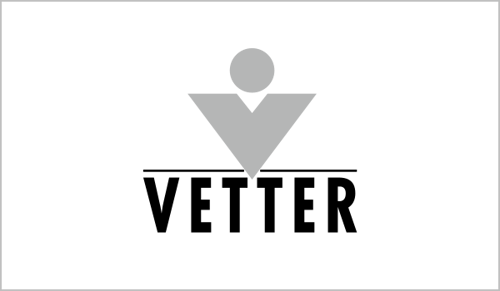 Grautoniges Logo der Firma Vetter auf weißem Hintergrund. Es zeigt das Symbol der Marke, ein fettes V mit einem Kreis.
