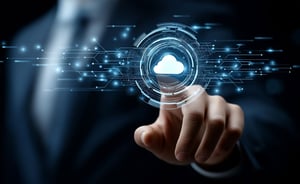 Person bedient digitale Cloud-Plattform mit vernetzter Dateninfrastruktur