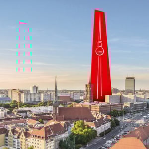 Panoramablick über die Berliner Skyline mit historischen Gebäuden, der Spree und einer stilisierten roten Fernsehturm-Silhouette im Zentrum unter leicht bewölktem Himmel