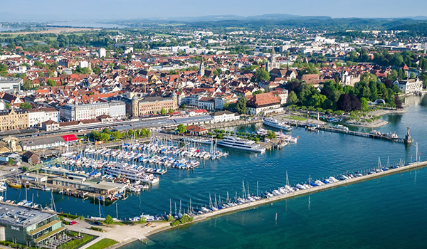 Luftaufnahme der Stadt Konstanz mit Altstadt, Hafen und Bodensee.