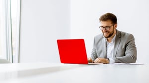 Mann_Laptop_rot_sitzend_Vorschaubild