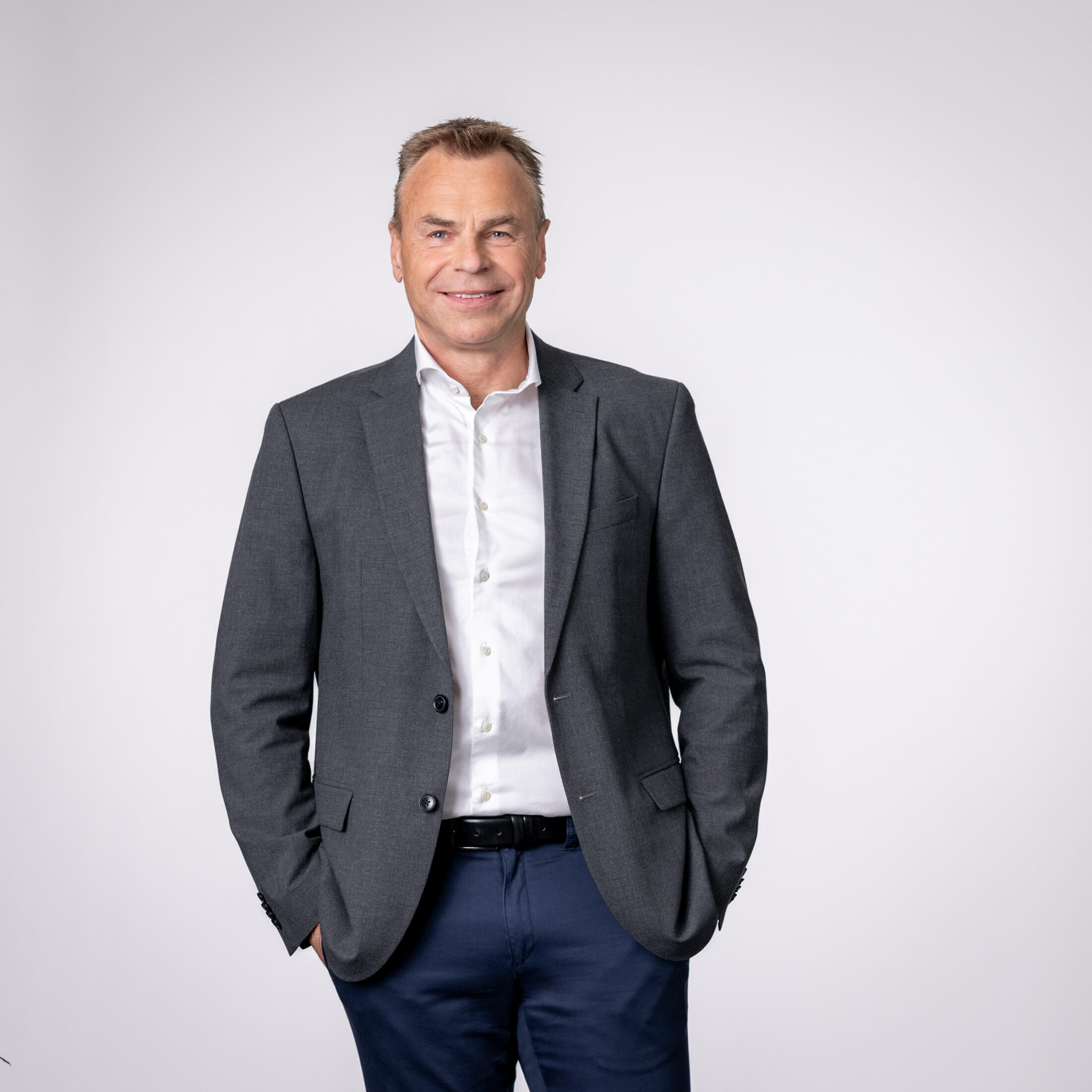 Photo of Gerhard Kaminski – Head of Human Resources at DATAGROUP – wearing a suit in front of a light gray background