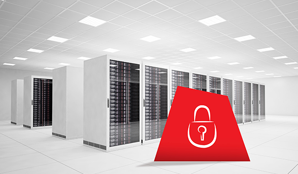 Serverraum mit Reihen von Serverschränken, im Vordergrund ein rotes Symbolfeld mit weißem Vorhängeschloss – Darstellung für sichere Cloud- oder Rechenzentrumslösungen.