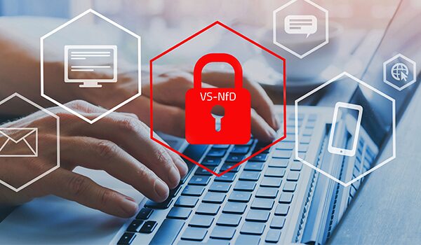 Hände tippen auf Laptop-Tastatur, umgeben von Symbolen für E-Mail, Computer, Smartphone und Chat; im Zentrum ein rotes Schloss mit Aufschrift ‚VS-NfD‘ als Symbol für IT-Sicherheit und verschlüsselte Kommunikation.