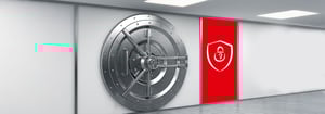Großer metallischer Tresorraum-Türverschluss in einem modernen, weißen Flur; daneben ein rotes Paneel mit weißem Sicherheitsschild und Schloss-Symbol, als Darstellung für Cyber- und Informationssicherheit.