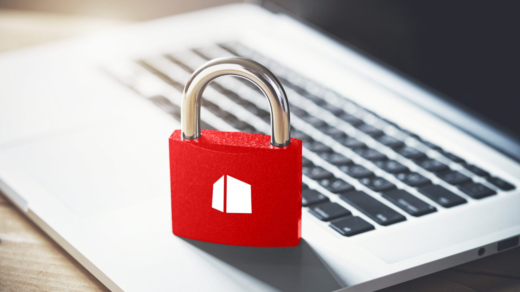 Rotes Vorhängeschloss auf einem Laptop – Symbol für Datensicherheit und zuverlässigen Schutz sensibler Informationen in der DATAGROUP Defense Cloud.