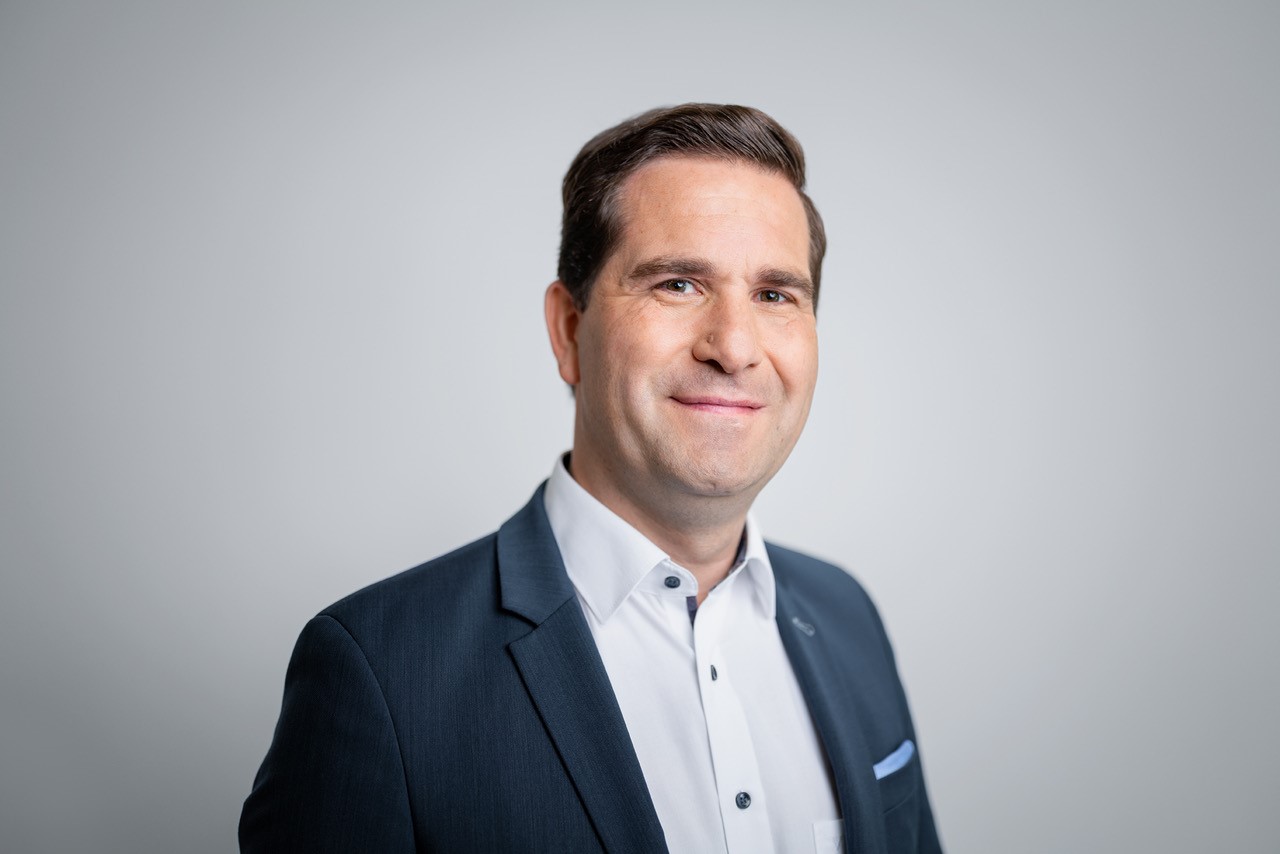 Portrait photo of Hubert Deutsch – Deputy Chairman of the Supervisory Board at DATAGROUP – wearing a suit in front of a light gray background