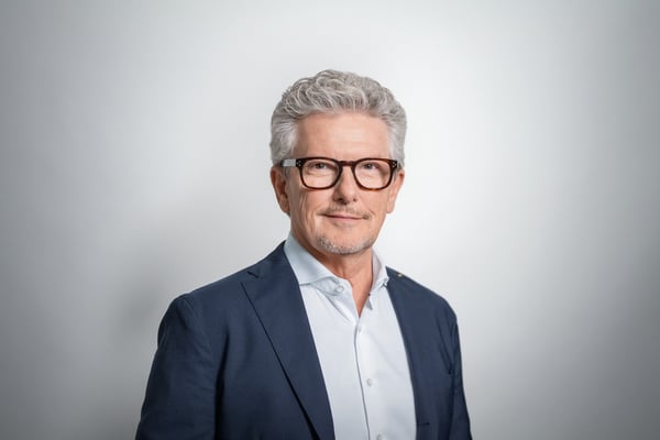 Portrait photo of Max H.-H. Schaber – Chairman of the Supervisory Board at DATAGROUP – wearing a suit in front of a light gray background
