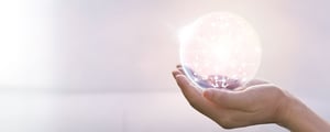 Eine Hand hält eine leuchtende Kugel mit vernetzten Punkten und Linien als Symbol für digitale Vernetzung und Innovation.