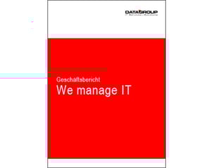 Titelblatt eines DATAGROUP Geschäftsberichts mit rotem Cover und dem weißen Text „Geschäftsbericht – We manage IT“. Oben rechts das DATAGROUP Logo. Schlichtes Design mit Fokus auf die Unternehmensbotschaft.