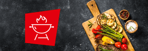 Holzbrett mit gegrilltem Gemüse wie Zucchini, Paprika, Tomaten und Spargel sowie Fleisch, daneben kleine Schalen mit Salz und Pfeffer – Symbolbild zum DATAGROUP „Let’s Grill Together“-Event mit rotem Grill-Signet.