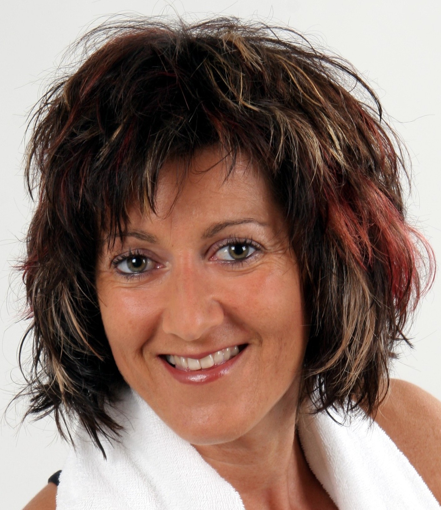 Edina Schaal – Fitnesscoach und Inhaberin von Dynamic persönliches Fitnesstraining – lächelt mit einem Handtuch über der Schulter in die Kamera – Symbol für Motivation, Bewegung und Gesundheit im Rahmen der DATAGROUP Gesundheitswoche zum Thema Firmenfitness.