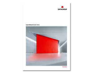 Titelseite des Geschäftsberichts 2021/2022 von DATAGROUP mit einer modernen Architekturaufnahme und einer markanten roten Wand im Zentrum.