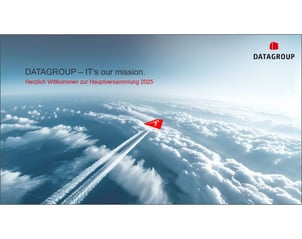 Präsentationsfolie der DATAGROUP Hauptversammlung 2025 mit Wolkenhimmel, rotem Papierflieger und Slogan „DATAGROUP – IT’s our mission. Herzlich Willkommen zur Hauptversammlung 2025“