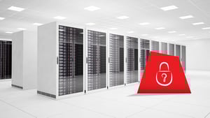 Moderner Serverraum mit rotem Schloss-Symbol – steht für höchste Sicherheitsstandards und Schutz der IT-Infrastruktur durch die DATAGROUP Defense Cloud.