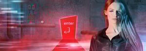 Eine Frau mit futuristischen Lichtreflexen im Gesicht steht vor einer roten Eingangstür mit der Aufschrift »enter«, umgeben von technischer Szenerie und digitalen Effekten.