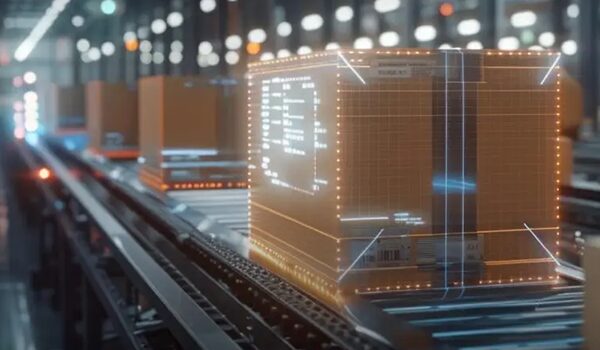 Futuristische digitale Visualisierung von Paketen auf einem Förderband in einem Lagerhaus, die mit leuchtenden Linien umrandet sind und Tracking-Daten anzeigen, während sie sich durch ein automatisiertes System bewegen.