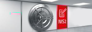 Stählerne Tresortür in einer Wand, daneben ein rotes Feld mit der Aufschrift NIS2 und einem Dokumentensymbol – Symbol für Cybersicherheit, Regularien und den Reifegradcheck zur NIS2-Umsetzung.