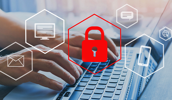 Hände auf einer Tastatur mit roten Sicherheitssymbolen – Schutz sensibler Daten im IT-Alltag.