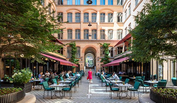 Innenhof des Tortue Hamburg mit Restaurantterrasse und Gästen – Location für das Sunset Dinner