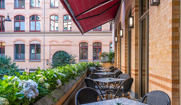 Gemütlicher Balkon mit Sitzplätzen und Blick in den Innenhof des Tortue Hamburg – Location für das Sunset Dinner