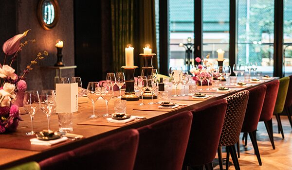 Eleganter gedeckter Tisch mit Kerzen und Blumendekoration im Tortue Hamburg – Location für das Sunset Dinner