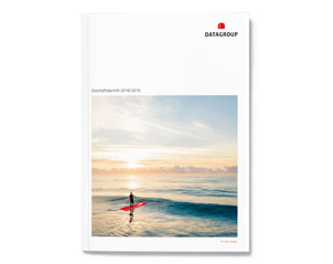 Titelseite des DATAGROUP Geschäftsberichts 2018/2019 mit einer Person auf einem Surfbrett bei Sonnenaufgang auf dem Meer.