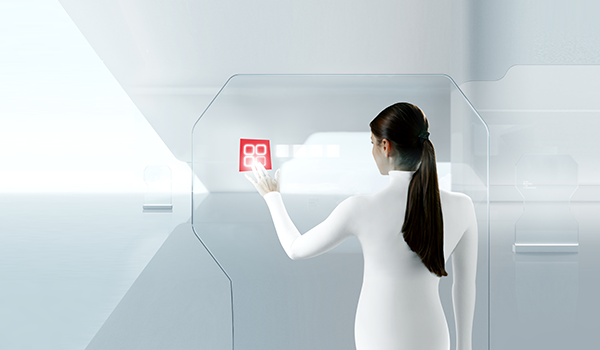 Frau in futuristischer weißer Kleidung bedient ein transparentes Interface und tippt auf ein rotes Symbol auf einem virtuellen Bildschirm.