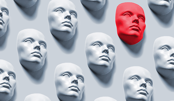 Weiße Masken auf grauem Hintergrund, eine davon rot hervorgehoben. Symbol für Datenschutz, Identitätsschutz und Sicherheit im Umgang mit Microsoft 365.