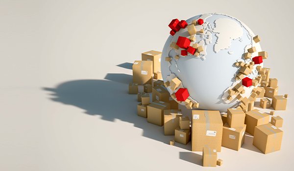 Ein Globus ist von zahlreichen braunen und roten Paketen umgeben