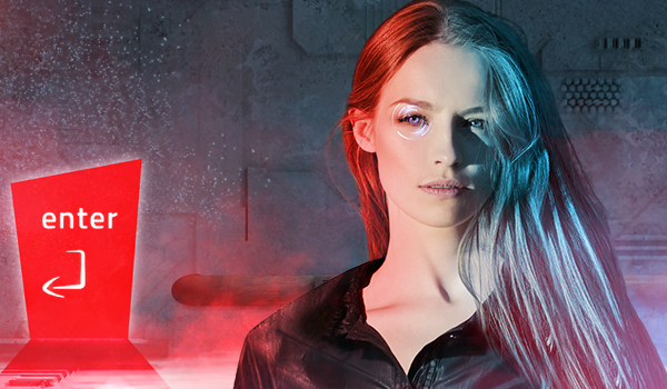 Eine Frau mit futuristischen Lichtreflexen im Gesicht steht vor einer roten Eingangstür mit der Aufschrift »enter«, umgeben von technischer Szenerie und digitalen Effekten.