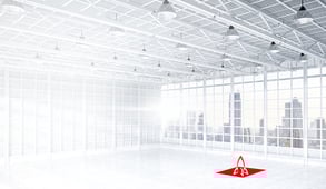 Helle, moderne virtuelle Halle mit Glasfront und Blick auf eine Skyline; auf dem Boden in der Mitte ein rotes Quadrat mit dem stilisierten DATAGROUP-Raketen-Symbol – Keyvisual für SAP Transformation