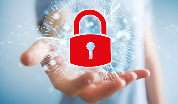 Eine Hand hält digitales, rotes Vorhängeschloss – Symbol für Schutz vor Cyberangriffen.