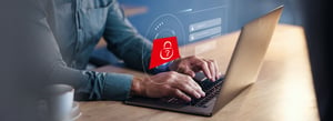 Person nutzt Laptop mit virtueller Sicherheitsanzeige